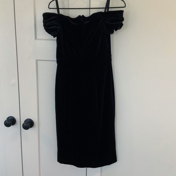 Nicole Miller Off the Shoulder Velvet Dress w/ Ruched Sleeves Size 4 in Black - Picture 5 of 9